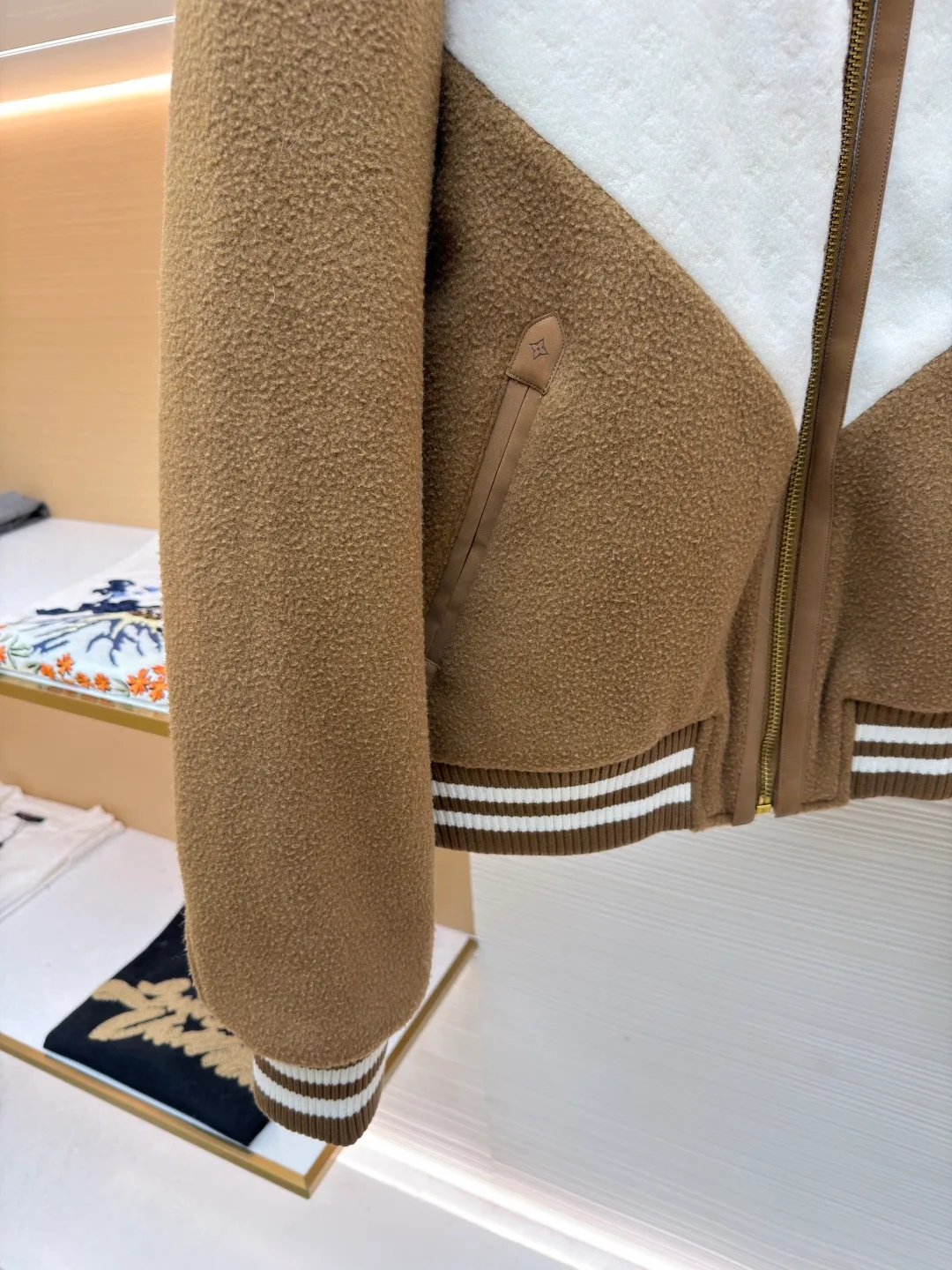 LOUIS VUITTON Shearling collar patchwork jacket ●Original version: 30006 purchase and development ●Item number: 1681987-C25 ●Fabric: wool fabric ●Technology: Positioning cutting machine ●Color: yellow and white ●Version: Fitted version ●Weight: about 1630 grams ●Size: S-M-L-XL ●Description: This sheepskin jacket injects a touch of chic après-ski casual style into your winter look. Featuring a striking 'V' yoke at the front and back, it's made from a blend of sheep's wool and tussah silk and embellished with a Monogram jacquard pattern. The soft shearling collar pulls up to wrap around the neck, while the quilted Monogram pattern on the interior further enhances warmth and comfort. The finishing touch is the LV trim on the chest and refined leather trim on the zippers and pockets. 90% sheep wool, 10% cashmere; Fabric 2: 86% sheep wool, 14% tussah silk; Lining 1: 100% polyester; Lining 2: 100% cotton; Filling: 100% polyester shearling; Cow leather; Except for trim; Contrast yoke with all-over logo jacquard Striped ribbed waist and cuffs The left chest is decorated with metal logo accessories. The quilted logo lining zipper opening and closing has a straight and delicate overall line. The fabric is comfortable and soft, and the color is consistent without color difference. It can be matched with the same style to create a fashionable look and control various occasions. Customized accessories, complete with three labels, same style for men and women!
